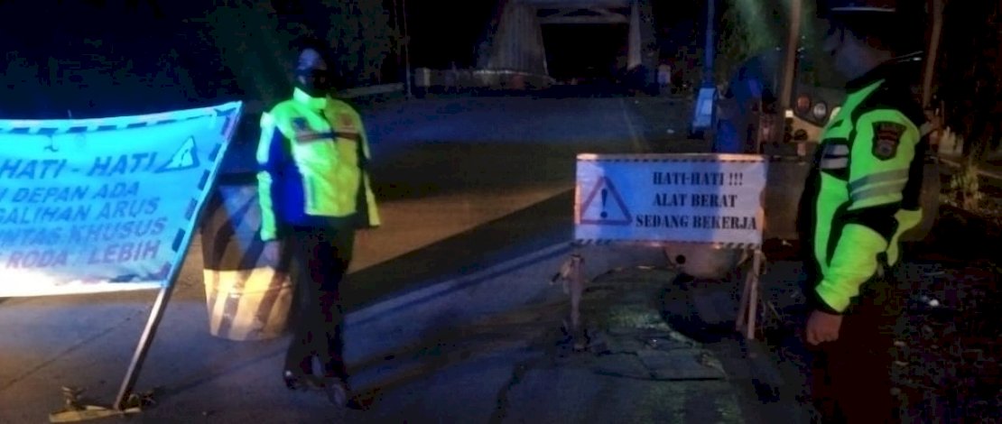 Kasat Lantas Polres Maros, AKP Dharmawaty saat turun langsung mengurai kemacetan di poros Makassar-Pangkep tadi malam.