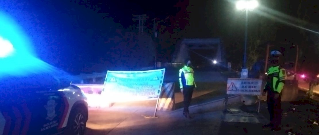 Kasat Lantas Polres Maros, AKP Dharmawaty saat turun langsung mengurai kemacetan di poros Makassar-Pangkep tadi malam.