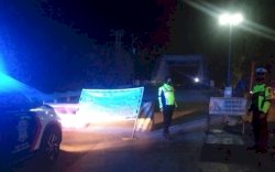 Lalu Lintas Poros Makassar-Pangkep Macet, Kasat Lantas Polres Maros Tertibkan Truk Parkir