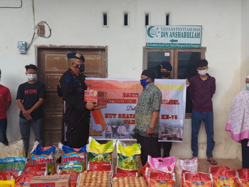 Kunjungi Panti Asuhan, Danyon B Satbrimob Polda Sulsel Ingatkan Protokol Kesehatan
