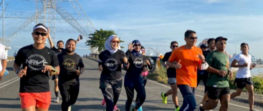 Sandiaga Uno berlari bersama komunitas lari NRVC. 