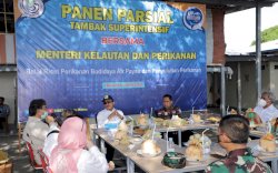 Didampingi WabupTakalar, Menteri KKP Wahyu Trenggono Panen Parsial Tambak superintensif di Punaga