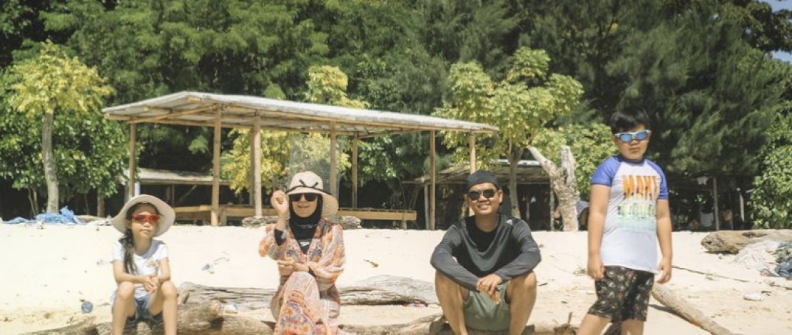 Foto dokter Fadli Ananda menikmati liburannya di Pulau Samalona bersama keluarga tercintanya. Foto dokter Fadli Ananda menikmati liburannya di Pulau Samalona bersama keluarga tercintanya.