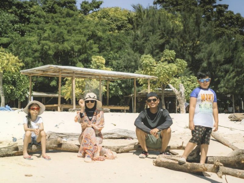 Dokter Fadli Ananda Boyong Keluarganya Liburan Singkat ke Pulau Samalona, Yuk Simak Keseruannya ! 