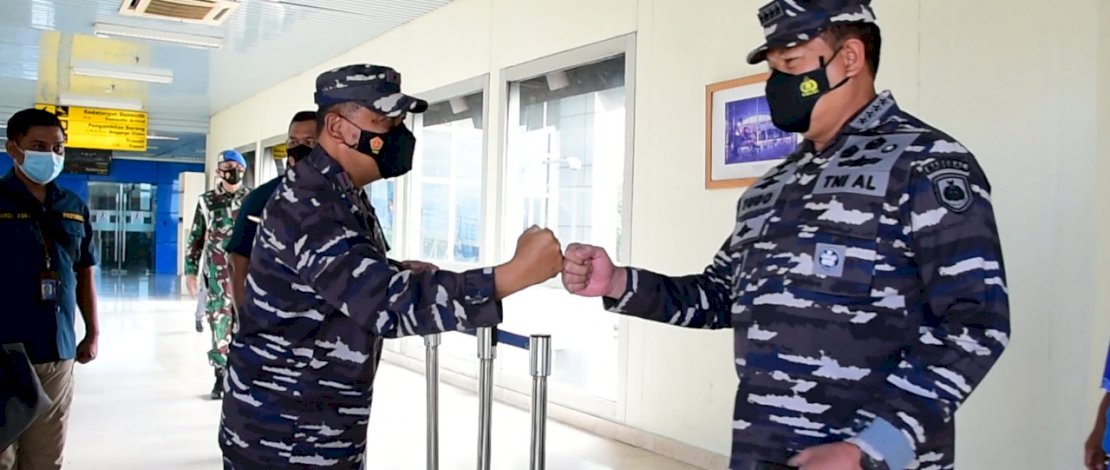 Komandan Lantamal VI (Danlantamal VI) Makassar Laksamana Pertama (Laksma) TNI Dr. Benny Sukandari, S.E., M.M., CHRMP didampingi Ketua Korcab VI Daerah Jalasenastri Armada II (DJA II) Ny. Erna Benny Sukandari menyambut kedatangan Kepala Staf Angkatan Laut (Kasal) Laksamana TNI Yudo Margono,S.E., M.M. beserta rombongan bertempat di Apron Galaktika Lanud Sultan Hasanuddin, Minggu (20/06/2021). Komandan Lantamal VI (Danlantamal VI) Makassar Laksamana Pertama (Laksma) TNI Dr. Benny Sukandari, S.E., M.M., CHRMP didampingi Ketua Korcab VI Daerah Jalasenastri Armada II (DJA II) Ny. Erna Benny Sukandari menyambut kedatangan Kepala Staf Angkatan Laut (Kasal) Laksamana TNI Yudo Margono,S.E., M.M. beserta rombongan bertempat di Apron Galaktika Lanud Sultan Hasanuddin, Minggu (20/06/2021).
