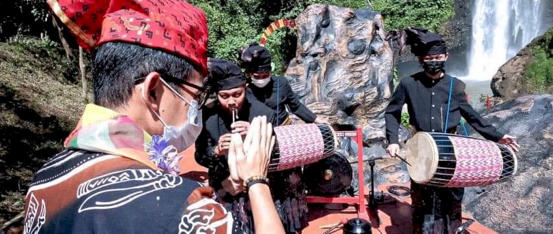 Menteri Pariwisata dan Ekonomi Kreatif, Sandiaga Uno saat berkunjung ke Desa Pao, Tombolo, Kabupaten Gowa. Menteri Pariwisata dan Ekonomi Kreatif, Sandiaga Uno saat berkunjung ke Desa Pao, Tombolo, Kabupaten Gowa.