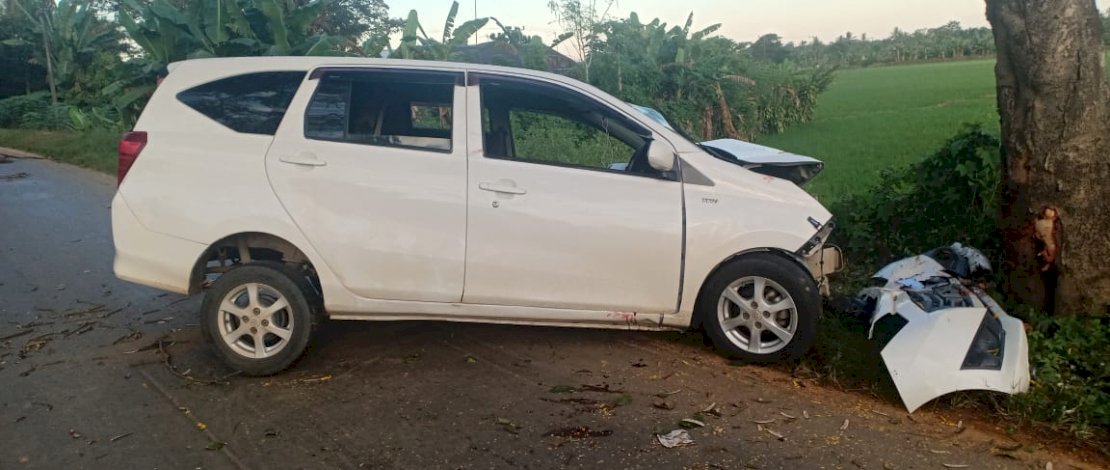 Lakalantas di Pangkep. Mobil Daihatsu Sigra menghantam sebuah pohon di tepi jalan.