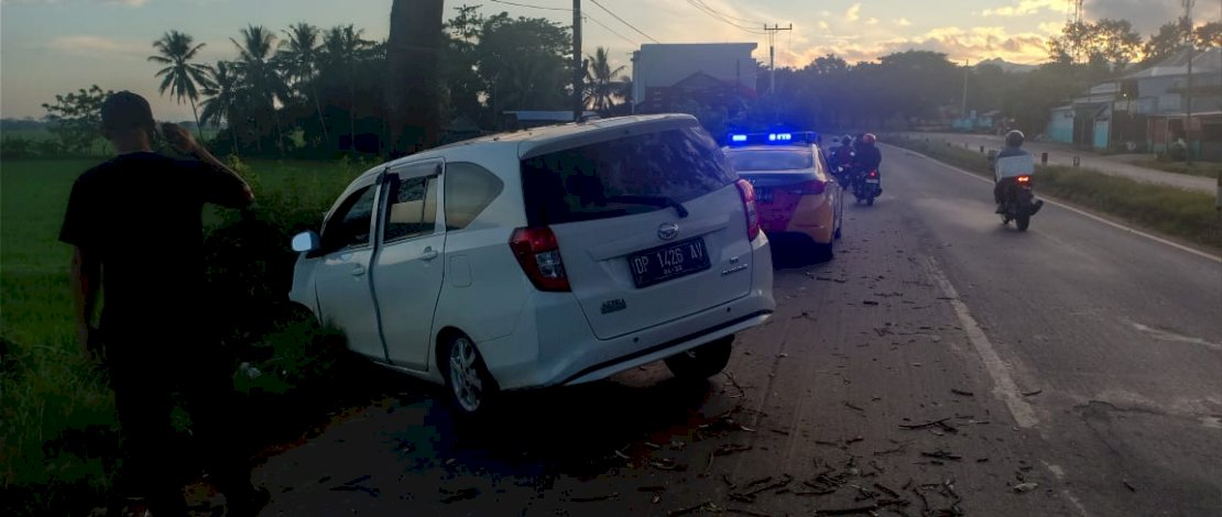 Lakalantas di Pangkep. Mobil Daihatsu Sigra menghantam sebuah pohon di tepi jalan.