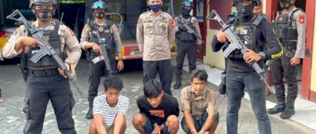 Tiga pelaku pemalakan yang kerap beraksi di Jl Boulevard dan Jl Sungai Saddang, dibekuk polisi. (Foto: Istimewa)