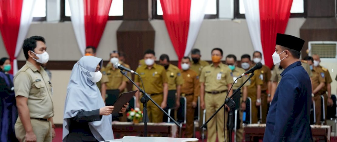 , Pelaksana Tugas Gubernur Sulawesi Selatan, Andi Sudirman Sulaiman mengambil Sumpah/Janji dan melantik para pejabat struktural Pemprov Sulsel di Ruang Pola Kantor Gubernur Sulsel, Senin (21/6/2021).