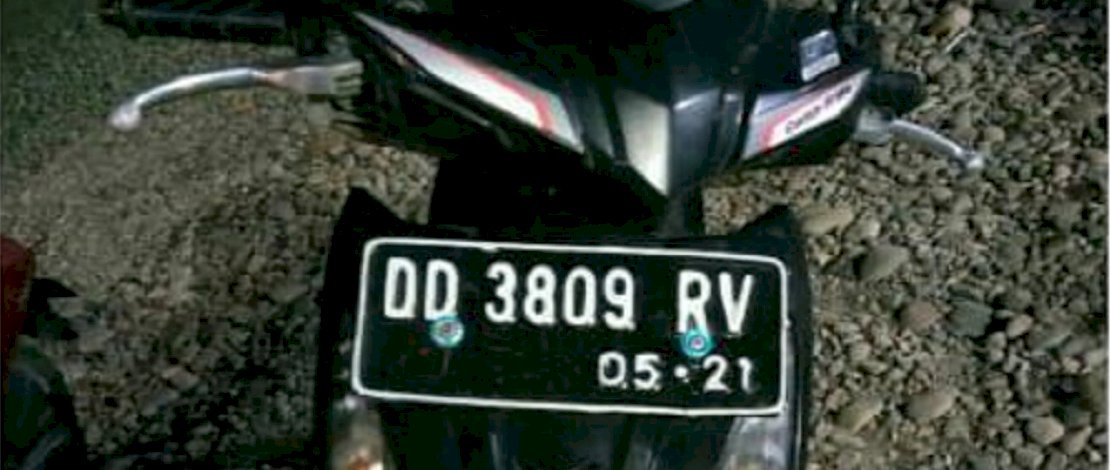 Pelaku curanmor dan barang bukti.