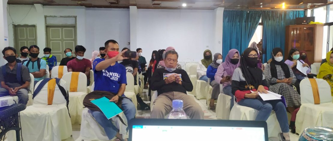 Warga yang hadir dalam sosialisasi tidak hanya dari Kecamatan Soreang, tetapi juga dari kecamatan lain, seperti Ujung, Bacukiki, dan Bacukiki Barat.
Warga yang hadir dalam sosialisasi tidak hanya dari Kecamatan Soreang, tetapi juga dari kecamatan lain, seperti Ujung, Bacukiki, dan Bacukiki Barat.