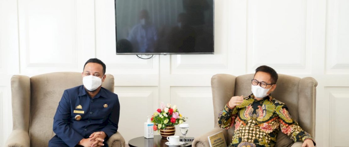 Staf Khusus Wapres RI Ma'ruf Amin, Sukriansyah S Latief, menemui Plt Gubernur Sulawesi Selatan (Sulsel), Andi Sudirman, yang berlangsung di Baruga Lounge Kantor Gubernur Sulsel.