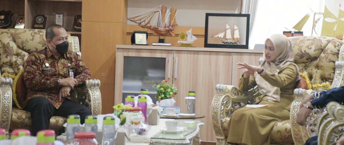 Bupati Luwu Utara, Indah Putri Indriani, menerima kunjungan silaturahmi Kepala Badan Pengembangan Sumber Daya Manusia (BPSDM) Provinsi Sulawesi Selatan, Drs. H. Asri, di Ruang Kerja Bupati, Senin, (21/6/2021).