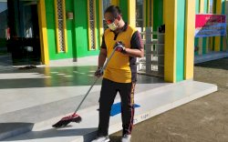 Sambut Hari Bhayangkara, Kapolres Sinjai Bagi-bagi Masker Sambil Gowes