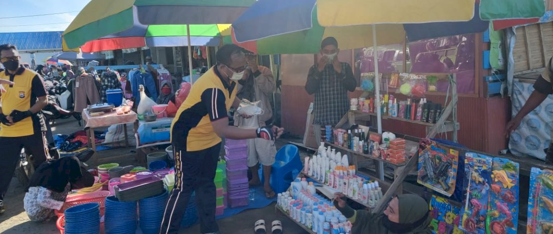 Kapolres Sinjai bagi-bagi masker.