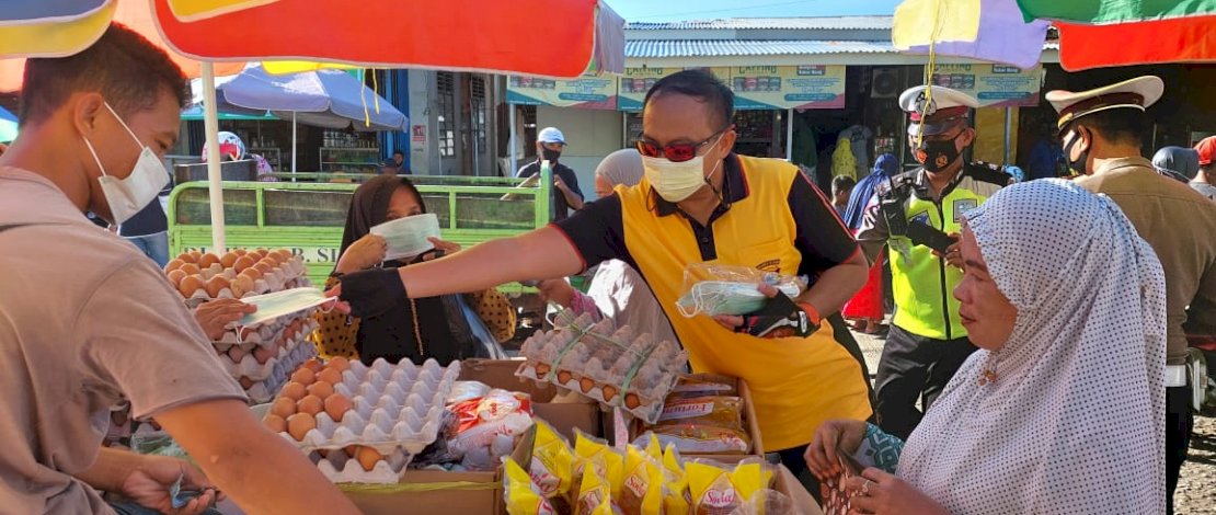 Kapolres Sinjai bagi-bagi masker.