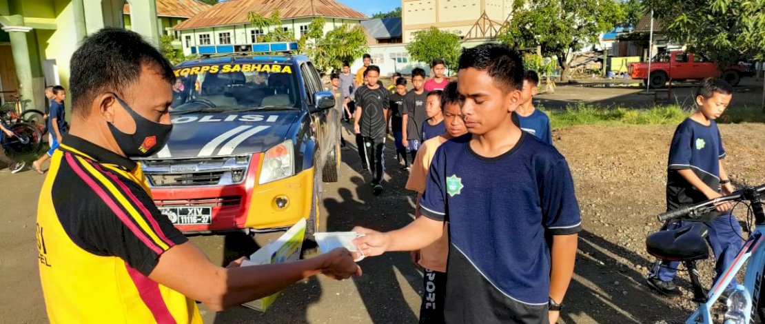 Kapolres Sinjai bagi-bagi masker.