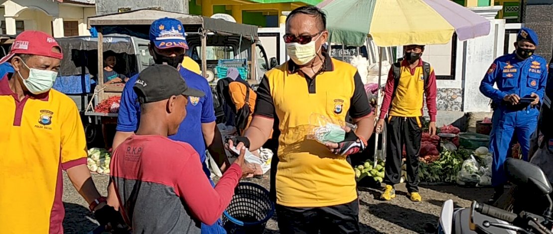 Kapolres Sinjai bagi-bagi masker.