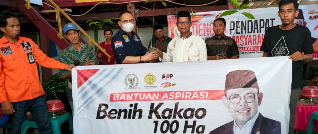 Penyerahan bibit kakao oleh Andi Akmal Pasluddin di Kecamatan Tellusiattingnge, Bone.