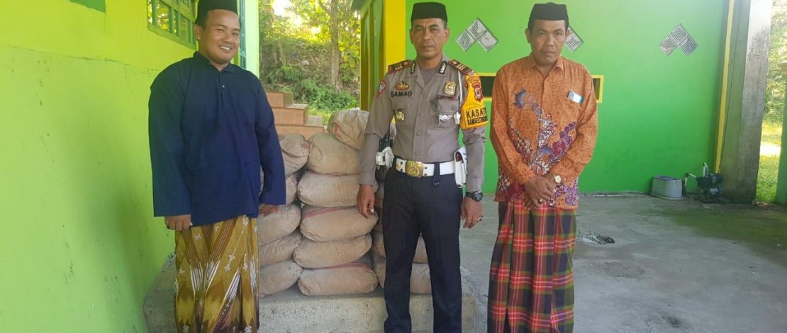 Kasat Lantas Polres Barru, AKP Samad, berfoto bersama pengurus masjid. Kasat Lantas Polres Barru, AKP Samad, berfoto bersama pengurus masjid.