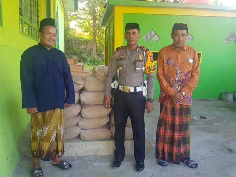 Kasat Lantas Polres Barru Bantu Material untuk Perbaikan Masjid