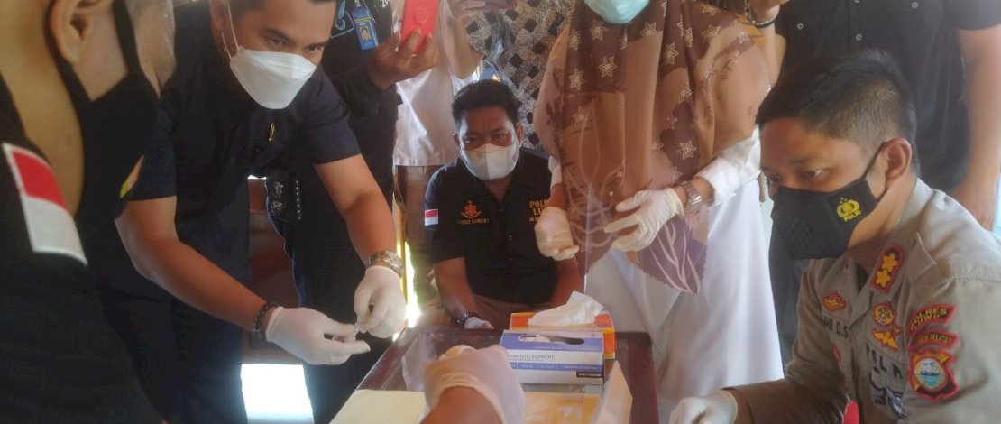 Kapolres Luwu AKBP Fajar Dani Susanto di saksikan PLT Sekda Luwu H Sulaiman, saat melakukan pemusnahan Barang Bukti Sabu dan Obat Keras di halaman ruang terbuka hijau Mapolres Luwu, Rabu (23/6/2021).
