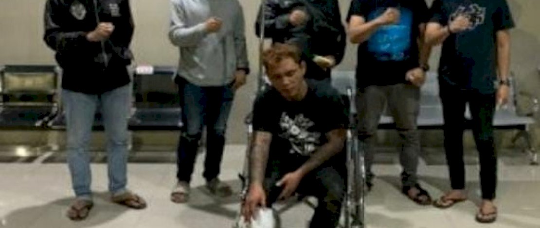 RN duduk di kursi roda, setelah petugas medis mengangkat proyektil peluru dari betis kanannya.