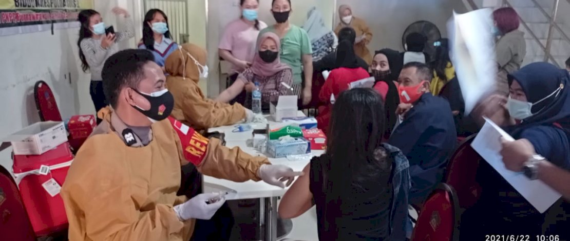Suasana pelaksanaan vaksinasi massal di Pasar Butung, Makassar.