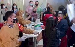 Rentan Jadi Tempat Penyebaran Virus, Polres Pelabuhan dan Pengelola Vaksinasi Pedagang dan Karyawan Pasar Butung 