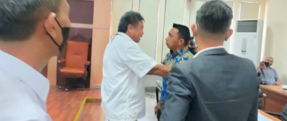 Arfandy Idris (baju putih) dan Syaharuddin Alrif (kemeja batik biru) nyaris adu jotos.