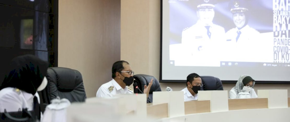 Walikota Makassar Moh. Ramdhan "Danny" Pomanto saat memimpin rapat koordinasi bersama master Covid sekota Makassar. Di ruang rapat Sipakalebbi, Rabu (23/6/2021).