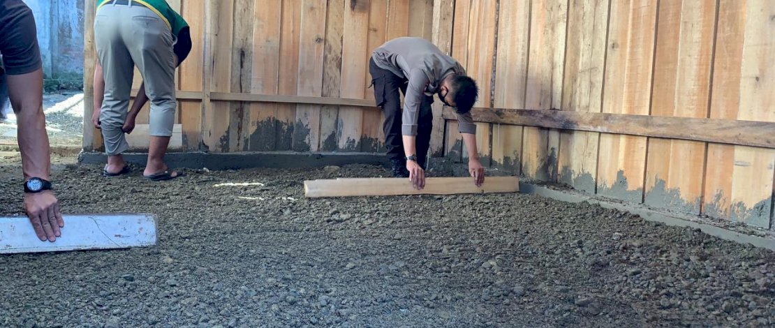 Turun Langsung Dalam Pengerjaan Bedah Rumah, Ini Yang Dilakukan Danyon C Pelopor