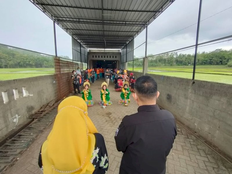 Disambut Secara Adat, Andi Akmal Selenggarakan Bimtek untuk Petani Sekaligus Serahkan Benih Padi