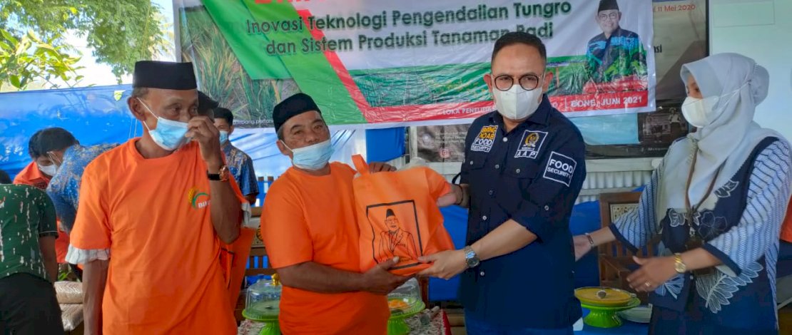 Andi Akmal Pasluddin pada acara bimtek petani di Sengempalie, Bone.