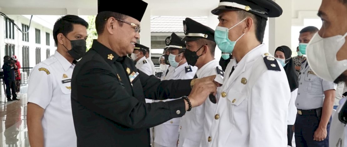 Bupati Luwu DR.Basmin Mattayang Lantik 60 pejabat Administrator dan Pengawas lingkup Pemkab Luwu,dirujab Bupati Pammanu,Kamis(24/6/
2021) Bupati Luwu DR.Basmin Mattayang Lantik 60 pejabat Administrator dan Pengawas lingkup Pemkab Luwu,dirujab Bupati Pammanu,Kamis(24/6/
2021)