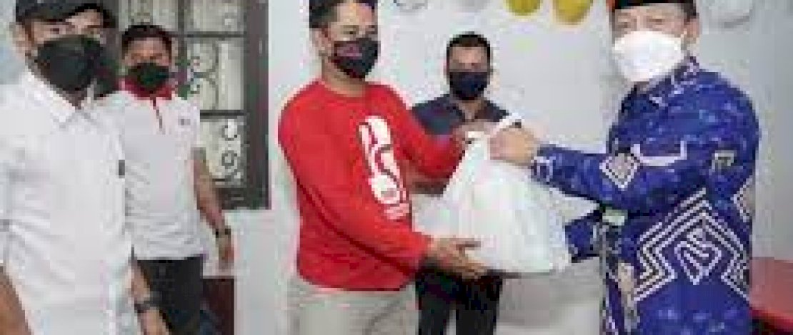 Ketua PMI Gowa Turun Langsung Bagikan Paket Lebaran untuk Pengurus Markas dan KSR
