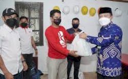Ketua PMI Gowa Turun Langsung Bagikan Paket Lebaran untuk Pengurus Markas dan KSR