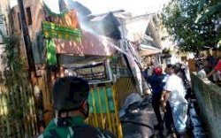 Kebakaran di Jalan Matahari, Damkar Gowa Langsung Turunkan Dua Armada