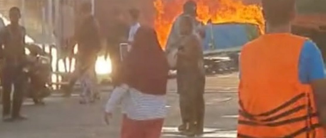 Korban dan kapal pengangkut sembako terbakar di Pelabuhan Bajoe.