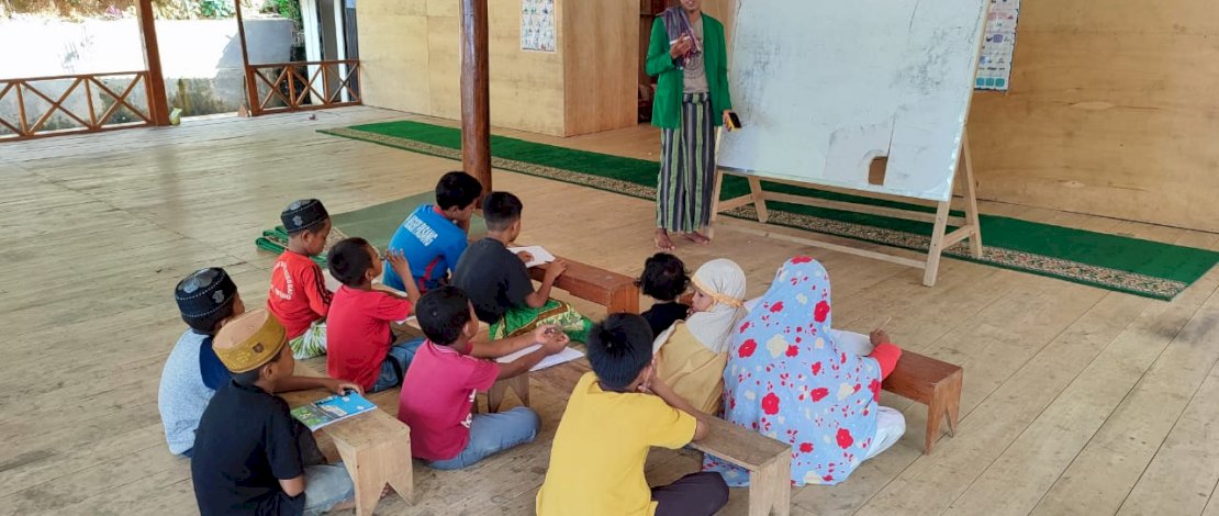 Umar menjadi guru mengaji bagi anak-anak muslim di kampung mualaf Makula, Kelurahan Betteng, Kecamatan Lembang, Kabupaten Pinrang, Sulawesi Selatan. 