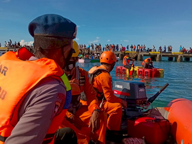 Respon Cepat SAR Brimob Bone Bantu Evakuasi Kapal Yang Terbakar di Pelabuhan Bajoe