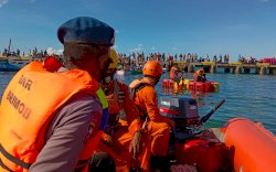 Respon Cepat SAR Brimob Bone Bantu Evakuasi Kapal Yang Terbakar di Pelabuhan Bajoe