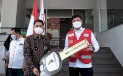 Bank Sulselbar Serahkan Ambulance untuk Dukung Program PMI Sulsel