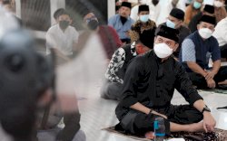 Bupati Gowa Bersama Masyarakat Shalat Gerhana di Masjid Agung Syekh Yusuf