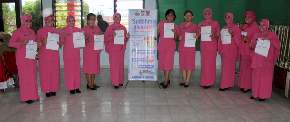 Ibu-ibu Bhayangkari Yon B Pelopor Brimob Polda Sulsel, saat mendapatkan vaksinasi Covid-19. 