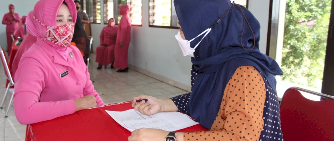 Ibu-ibu Bhayangkari Yon B Pelopor Brimob Polda Sulsel, saat mendapatkan vaksinasi Covid-19. 