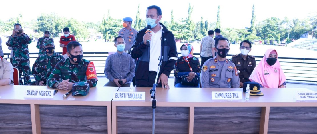 Bupati Takalar H. Syamsari bersama Dandim 1426/Takalar Letkol Czi Catur Witanto, S.I.P., M.Si., M.Tr, (Han) dan Wakapolres Takalar Kompol Abd Malik ,SH serta Kadis kesehatan dr. Hj. Rahmawati, meninjau langsung pelaksanaan kegiatan Vaksinasi yang berlangsung mulai 26-29 Juni tersebut.