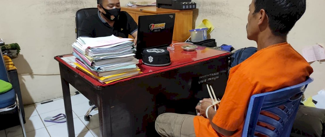 Pelaku Makmur saat dieriksa penyidik.