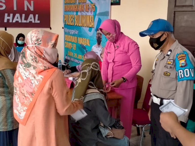 Polsek Bulukumpa Gelar Vaksinasi Gratis, Ratusan Masyarakat Tumpah Ruah